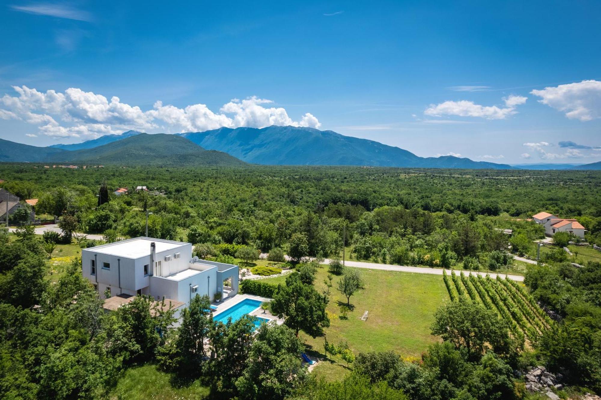 Private Luxury With Pool -lola - Vilă